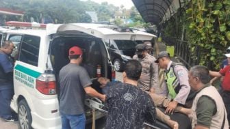 Polisi Bersama Nakes Purwakarta Bantu Pemudik Pingsan di Rest Area 97 Tol Cipularang