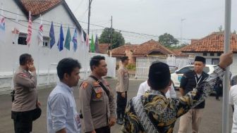 Polisi Perketat Keamanan di KPU Purwakarta, Ada Apa?