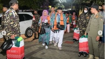 432 Jemaah Haji Asal Purwakarta Diberangkatkan ke Asrama Haji Pondok Gede