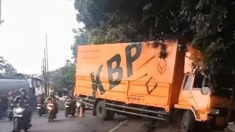 Truk Terperosok Selokan di Cikopo Purwakarta, Akses Jalan Jadi Macet