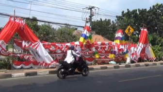 Alih Profesi Jadi Pedagang Bendera, Ibu Ini Bisa Cuan Jutan Perhari