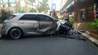 Mobil Listrik Tabrak Tiang Bekas Monorel di Jaksel