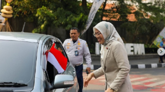 Jelang HUT RI ke-78, Bupati Purwakarta Bagikan Bendera Gratis