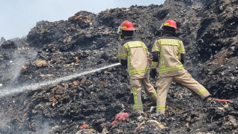 Kebakaran TPA Sarimukti Tak Kunjung Padam, Damkar Purwakarta Ikut Turun Tangan