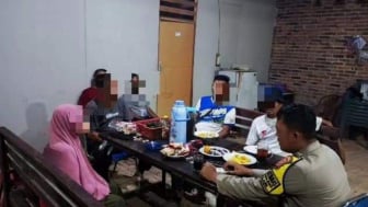 Viralnya Video Emak-emak Geruduk Warung Remang-remang Di Desa Belendung Karawang, Polisi Lakukan Ini