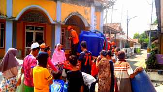 BPBD Purwakarta Mendistribusikan Air Bersih Bagi Warga Kp Ciomas Desa Warungkadu Kec. Pasawahan Purwakarta