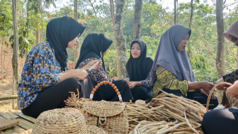 Pembelajaran Berbasis Lingkungan, SMPN 2 Parungbanteng Buat Kerajinan dari Eceng Gondok