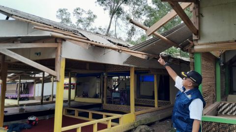 Total 48 Warung di Parang Gombong Purwakarta Hancur Diterjang Puting Beliung Senin Sore