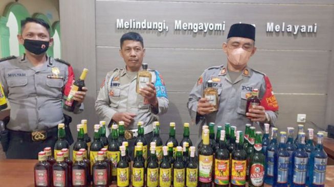Polsek Sukatani Amankan Puluhan Botol Miras Dalam Razia KKRYD