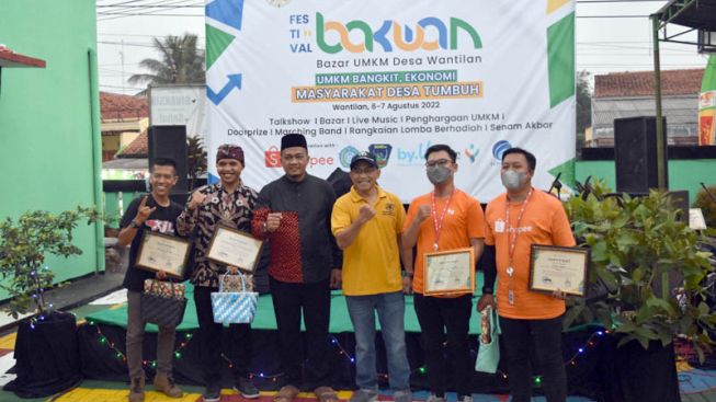 Pemdes Wantilan Subang Kolaborasi Mahasiswa UGM Gelar Bazar UMKM