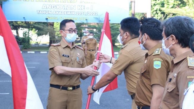 Sekda Subang Serahkan Secara Simbolis 10 Juta Bendera Merah-Putih