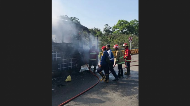 Bus MGI Hangus Dilahap Si Jago Merah di Gerbang Tol Ciawi