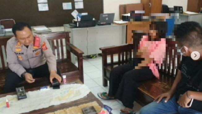Warga Wadas Karawang Temukan Seorang Wanita Muda Berkeliaran di Sawah, Diduga Dalam Pengaruh Obat Terlarang