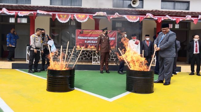 Lapas Purwakarta Musnahkan Barang Sitaan Miliki Warga Binaan di HUT ke-77 RI