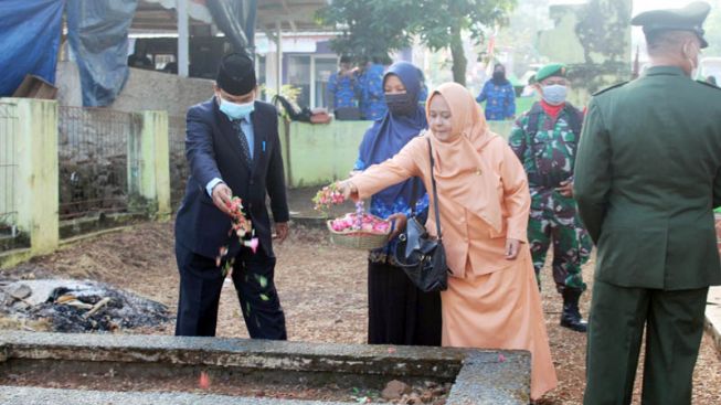 Peringati HUT RI ke-77, Muspika Purwadadi Ziarah di Makam Pahlawan