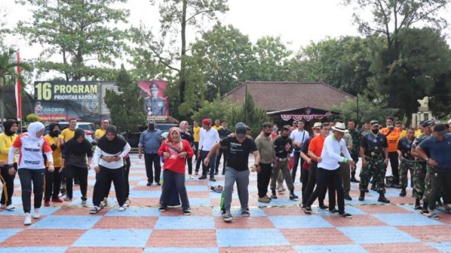 Keseruan Lomba Dalam Peringatan HUT RI Ke-77 di Mapolres Subang