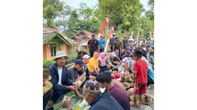 Keren, Warga Bojong Timur Purwakarta Gelar Makan Nasi Liwet Sepanjang 50 Meter