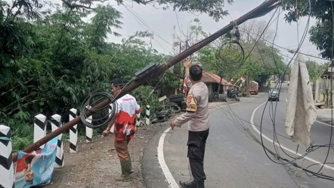 Evakuasi Tiang Telepon yang Nyaris Roboh di Jalan Raya Industri Purwakarta