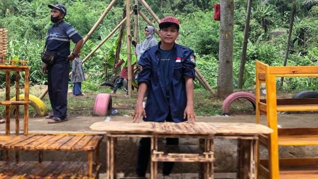 Limbah Palet Kayu Diubah Jadi Aneka Mebel Oleh Pemuda Desa Mekargalih Purwakarta