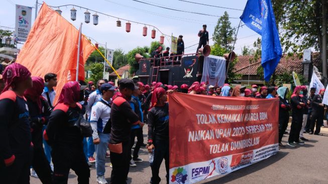 Buruh Purwakarta Geruduk Kantor Pemkab, Ratusan Petugas Berjaga Amankan Aksi