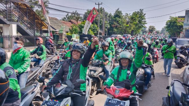 Ratusan Pengemudi Ojol Geruduk Kantor Pemkab Karawang, Ini Tuntutannya