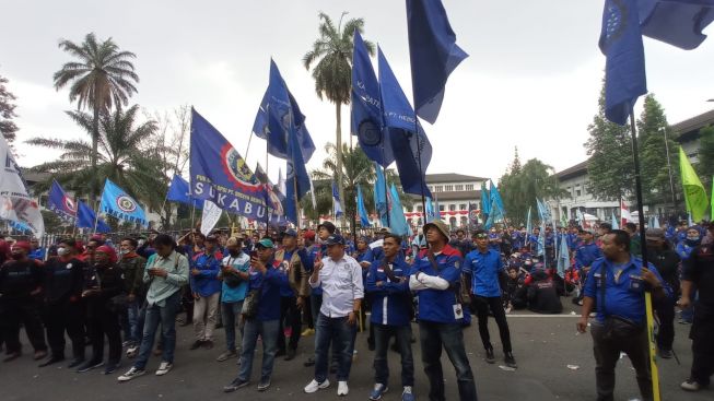 Ribuan Buruh Kepung Gedung Sate, Desak Ridwan Kamil Naikan Upah Minimun 2023