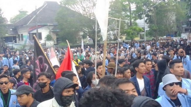Unjuk Rasa Mahasiswa Bandung Tolak Kenaikan BBM Depan DPRD Jabar Berujung Ricuh