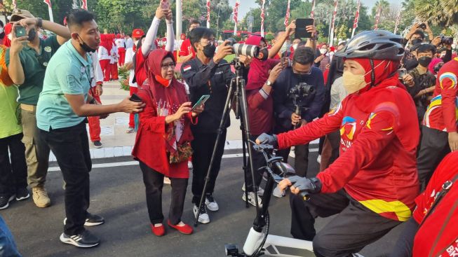 Gowes Hari Jantung Dunia, Khofifah: Sumber Kebahagiaan Itu Olahraga