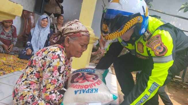 Motoran Keliling Kampung, Kapolres Purwakarta Bagikan Beras ke Warga