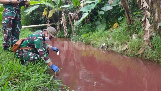 Ngeri! Air Sungai Cilamaran Karawang Berwarna Merah Darah, Diduga Karena Ini