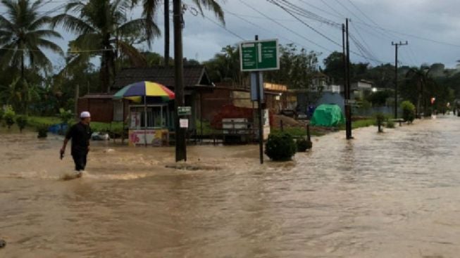 Hadapi Cuaca Esktrem, Personel BPBD Karawang Siaga di Lokasi Rawan Bencana