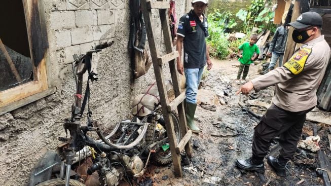 Akibat Lalai Matikan Kompor, Api Lahap Dapur dan Kandang Domba di Purwakarta