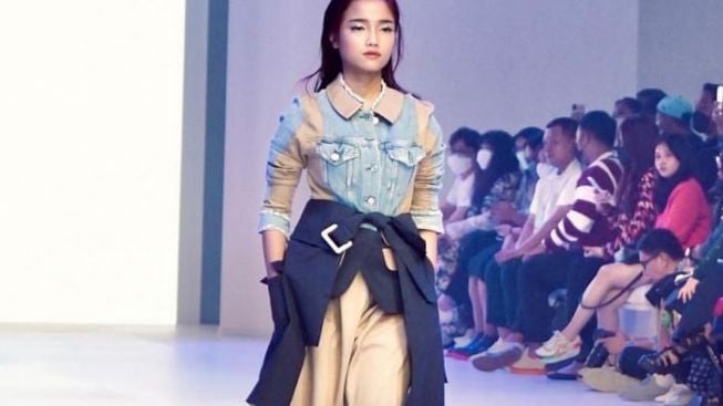 Dikritik Warganet Saat Menjadi Model di JFW 2023, Fuji Jawab Begini