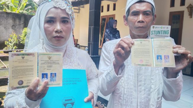 Terharu, Suami Istri Asal Purwakarta Ini Baru Punya Buku Nikah Setelah Menikah Selama 35 Tahun