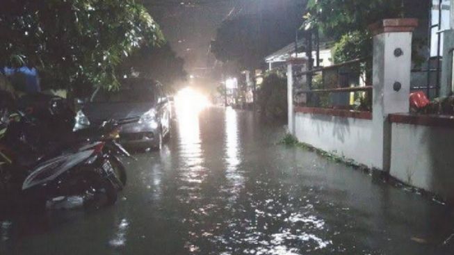 Malam Sampai Dini Hari Waspada Hujan Lebat Disertai Kilat dan Angin Kencang di Sebagian Wilayah Jawa Barat