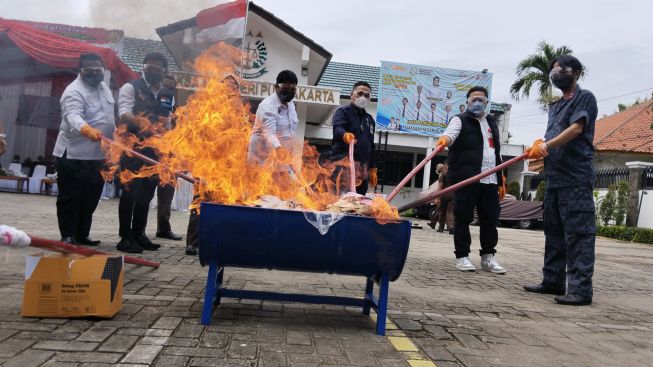 Mpok Atie Musnahkan Barang Bukti Kejahatan di Purwakarta