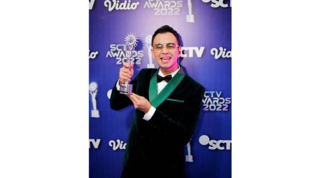 Dapat Penghargaan di SCTV Awards 2022, Raffi Ahmad Dedikasihkan Pialanya Untuk Fans