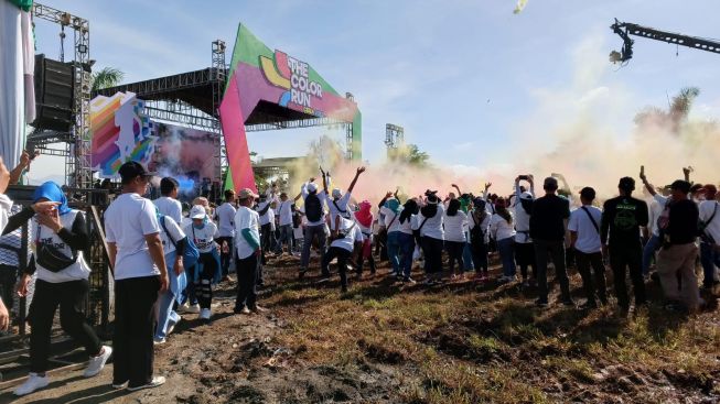 Puluhan Ribu Peserta Antusias Ikuti Color Run Soljer Ceria