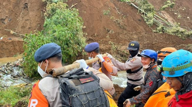 Sedih, Jenazah Ibu dan Anak Sedang Berpelukan Ditemukan di Lokasi Gempa Cianjur