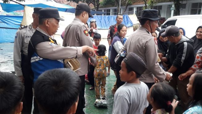 Datang ke Cianjur, Polisi Purwakarta Berikan Trauma Healing Untuk Korban Gempa