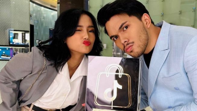 Warganet Terkejut Gara-gara Unggahan Fuji Ini, Ada Apa?