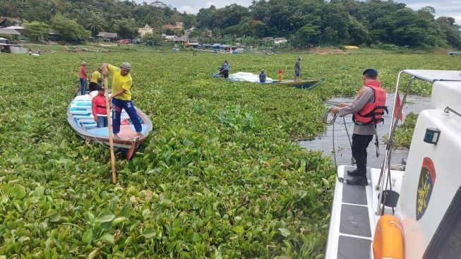 Satpolairud Polres Purwakarta Evakuasi Perahu Bermotor di Waduk Jatiluhur, Kenapa?