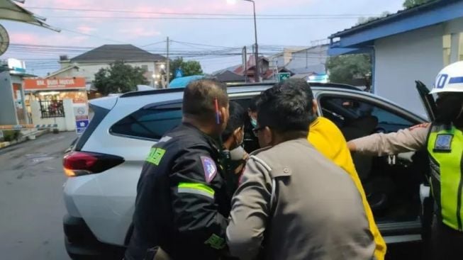 Detik-detik Polisi Karawang Evakuasi Penumpang Pingsan di Bus, Begini Awalnya