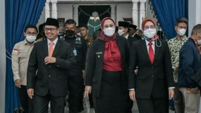 Tampil Kompak, Bupati Anne Ratna Mustika dan Bupati Cellica Nurrachadiana Mau Kemana?