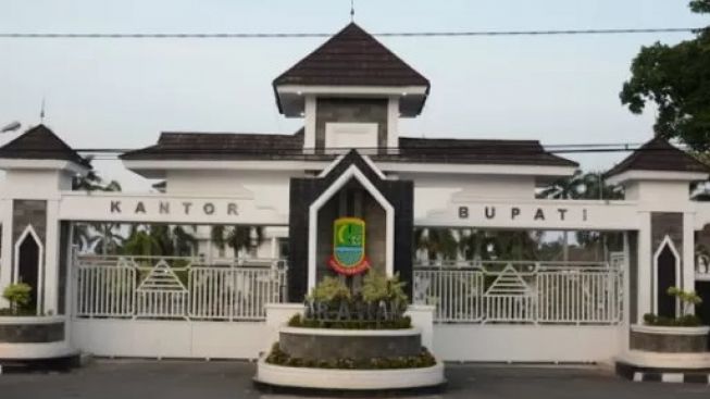 Kantor Bupati Karawang Digeruduk Ratusan Petani Kecamatan Rawamerta, Ada Apa?