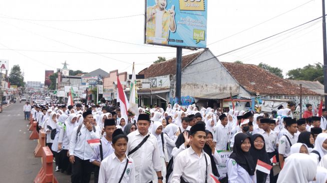 Ribuan Santri di Purwakarta Ikuti Kirab Kebangsaan Harlah Satu Abad Nahdatul Ulama