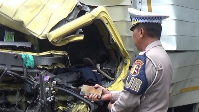 Kecelakaan Maut Terjadi di Tol Cipularang, Kernek Truk Boks Tewas, Penyebabnya Karena Ini