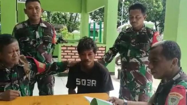 Pilu! Kisah Sutikno Pria Tunawicara Asal Malang yang 'Terdampar' di Karawang Lalu Dibantu TNI