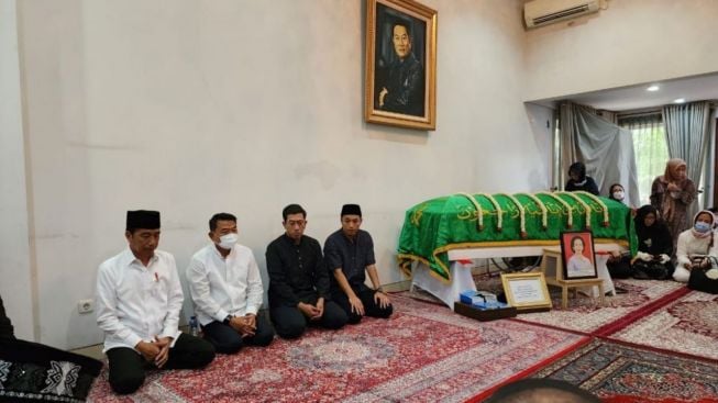 Didampingi Ibu Iriana, Presiden Joko Widodo Melayat ke Rumah Duka Istri Moeldoko