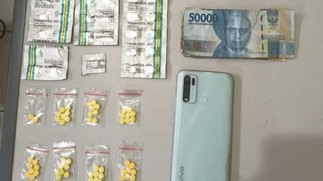 Berkedok Konter Hp, Penjual Obat Terlarang di Purwakarta Digerebek Polisi